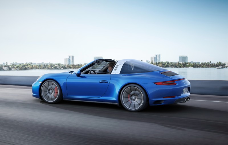 Синий porsche 911 мчится по шоссе рядом с водоемом. (porsche, спортивный автомобиль, тагар вершина, targa top, машина)