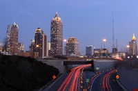 Skyline von Atlanta bei Dämmerung: Eine lebendige städtische Landschaft mit Wolkenkratzern und Lichtspuren.