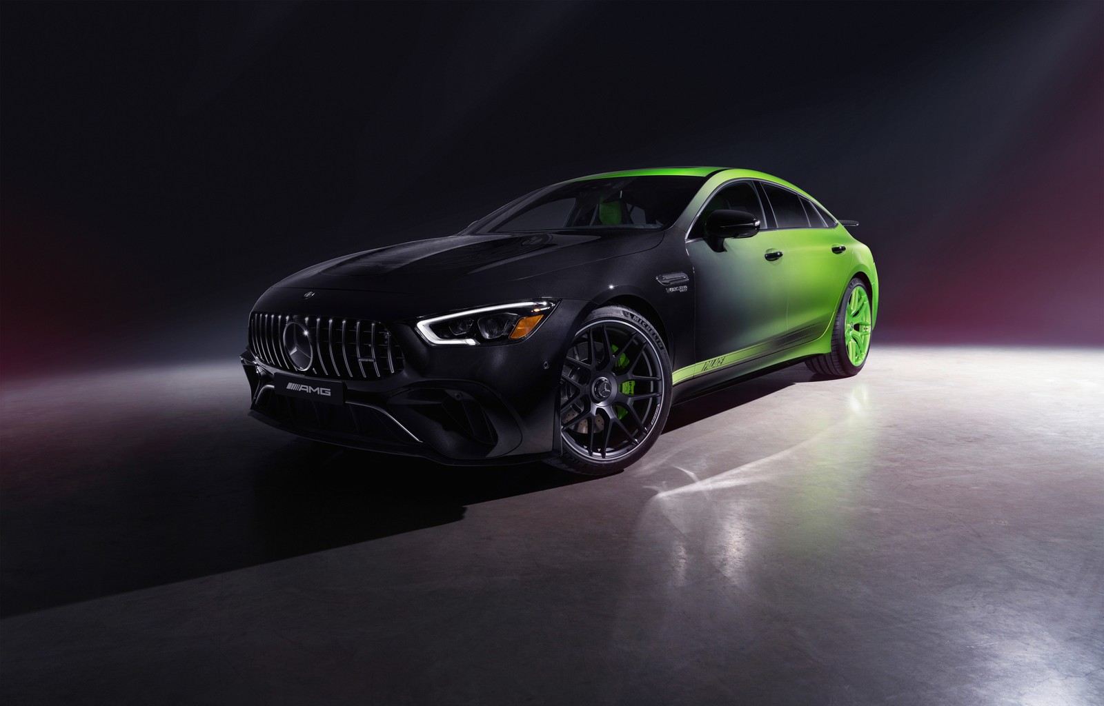 Mercedes amg gts coupe con pintura verde y ruedas negras (mercedes amg gt 63 s 4matic 4 door coupe palace skateboards art car, 2022, 5k, coches, fondo de pantalla 4k)