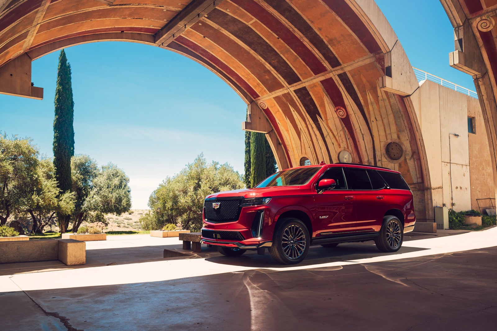 Un suv gmc yukon rojo está estacionado en un garaje (cadillac escalade v, suv de lujo, 2023, coches, fondo de pantalla 4k)