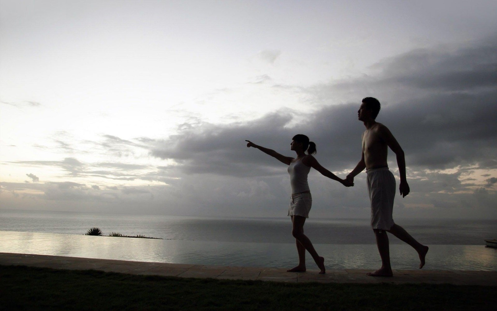 Deux personnes marchant sur la plage main dans la main (horizon, mer, océan, design de mode, vacances)