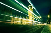 Beleuchteter Big Ben bei Nacht mit Lichtspuren