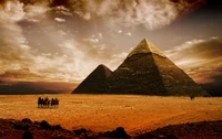 Grandes Pyramides de Gizeh contre un ciel dramatique