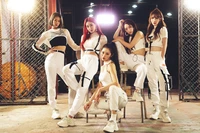 Groupe de K-Pop dynamique en tenues blanches élégantes