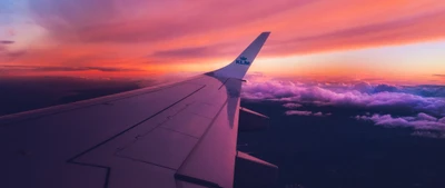 Vista del atardecer desde el ala de un avión sobre las nubes