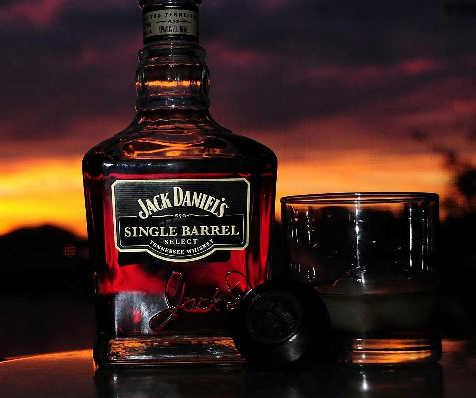 Arabische flasche jack daniels single barrel whiskey neben einem schnapsglas (alkohol, getränk, glas, jack daniels, whiskey)