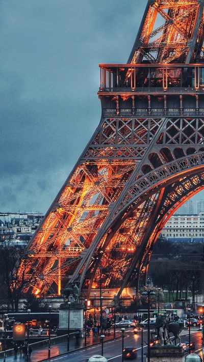 Torre Eiffel iluminada contra um céu dramático em Paris