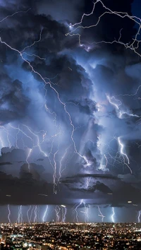 Horizonte de la ciudad iluminado por una tormenta eléctrica dramática