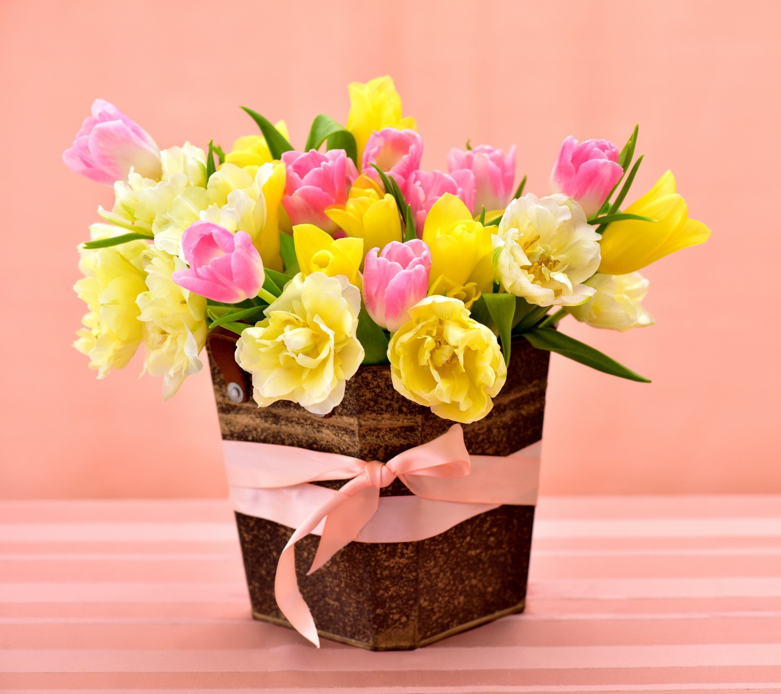 Il y a un petit vase avec des fleurs sur une table (panier, bouquet, fleurs, rose, tulipes)