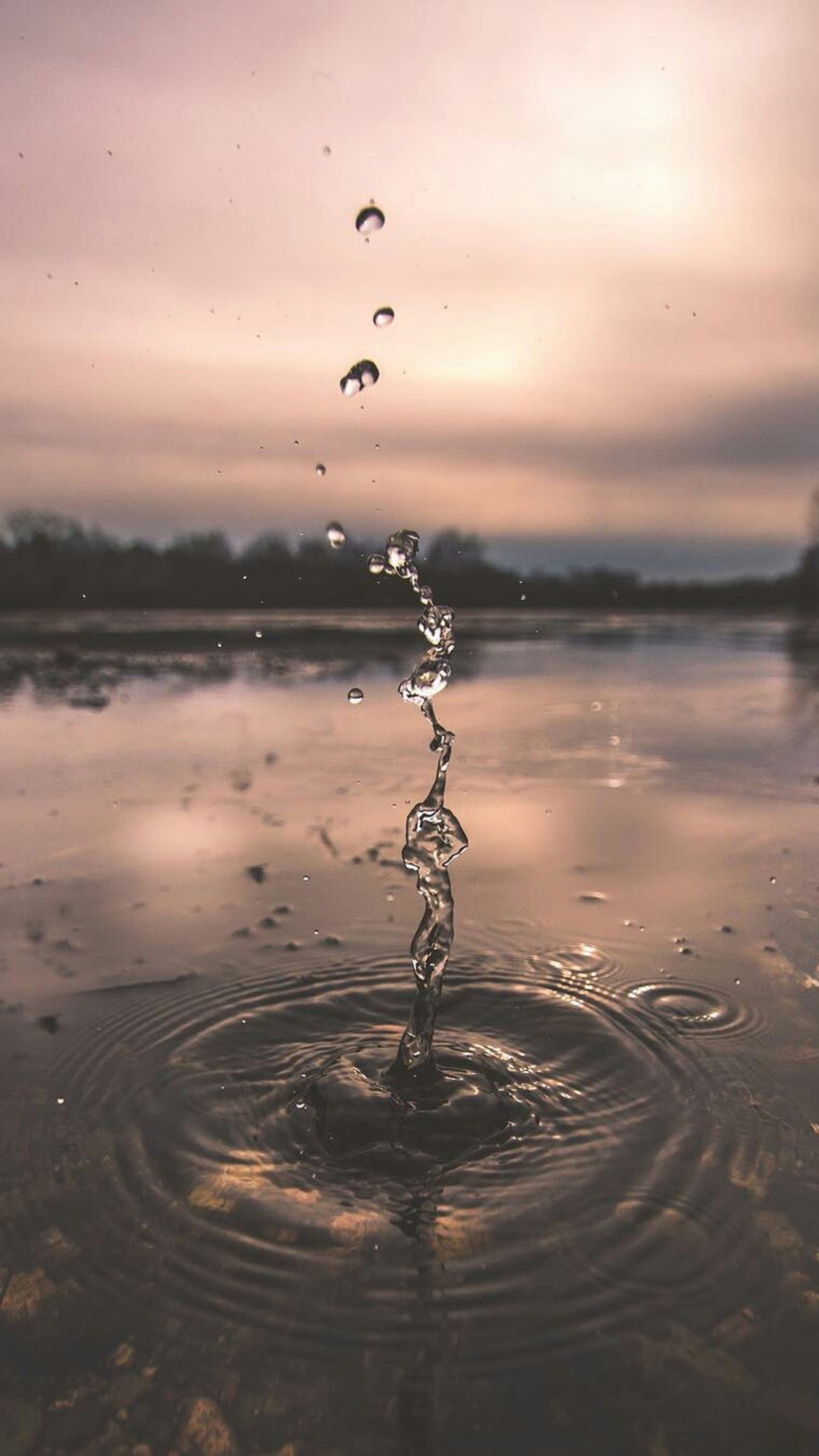 Снимок капли воды, падающей в озеро (капли, озеро, природа, всплеск, вода)