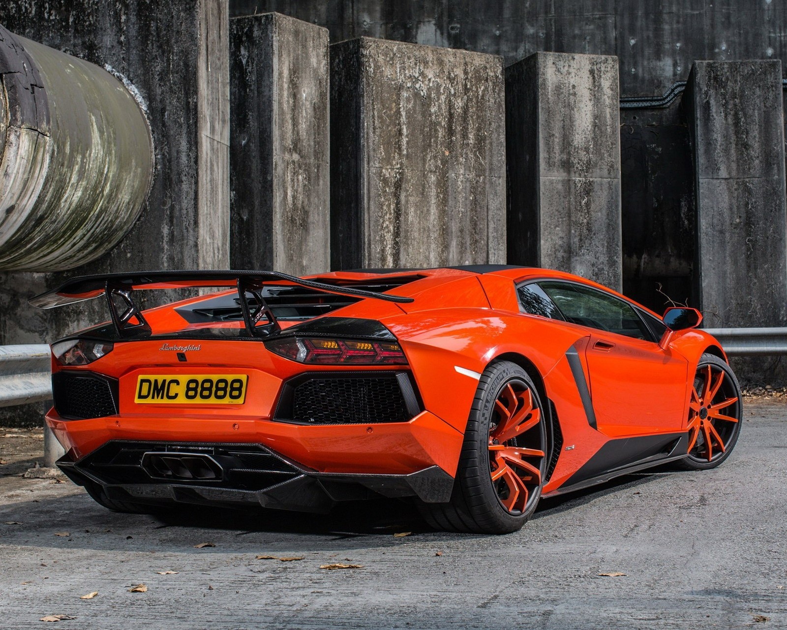 Un gros plan d'une voiture de sport orange garée dans la rue (voiture, lamborghini)