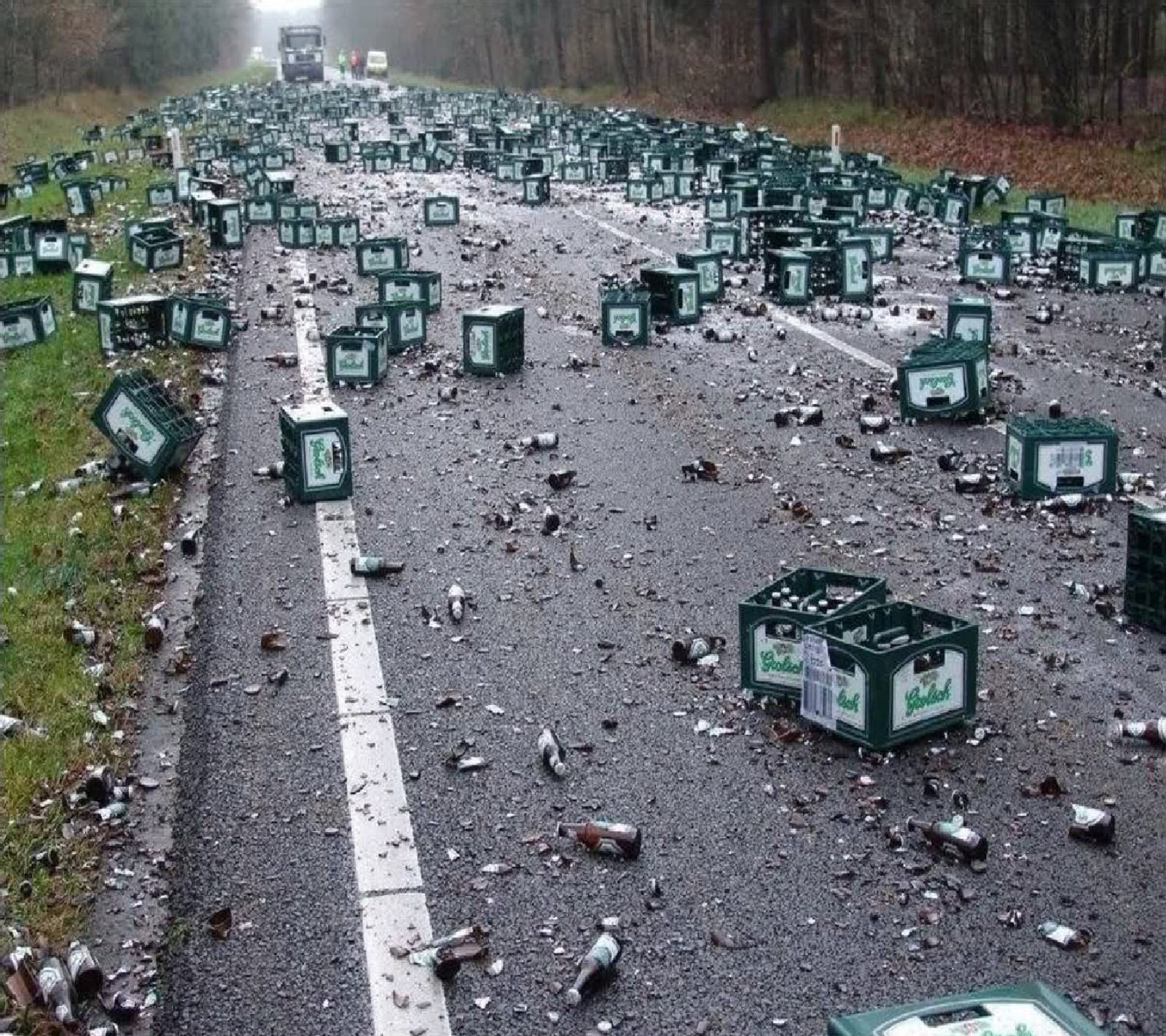 Área sucia de basura al lado de la carretera (accidente)