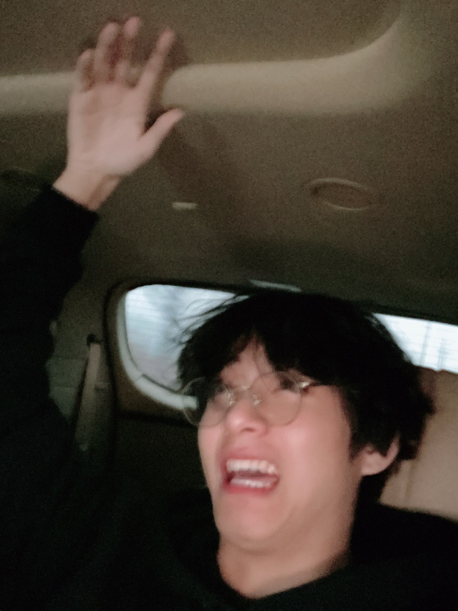 Homme souriant dans une voiture les bras en l'air (bts, kpop, taehyung)