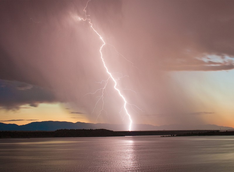 Araferde blitze schlagen über den himmel über einen see (beleuchtung, ozean, wasser)