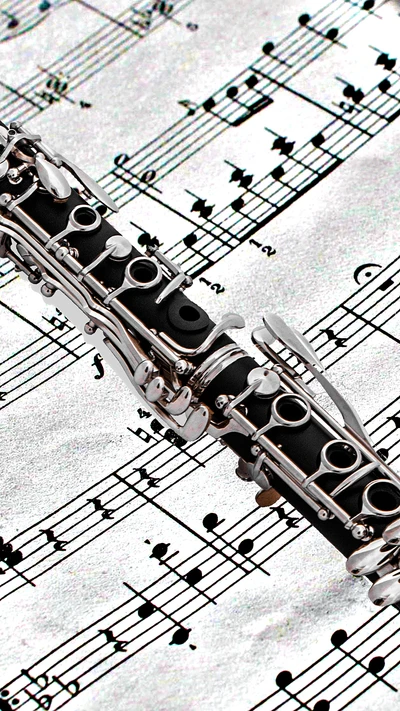 Clarinete descansando sobre uma partitura com anotações intrincadas.