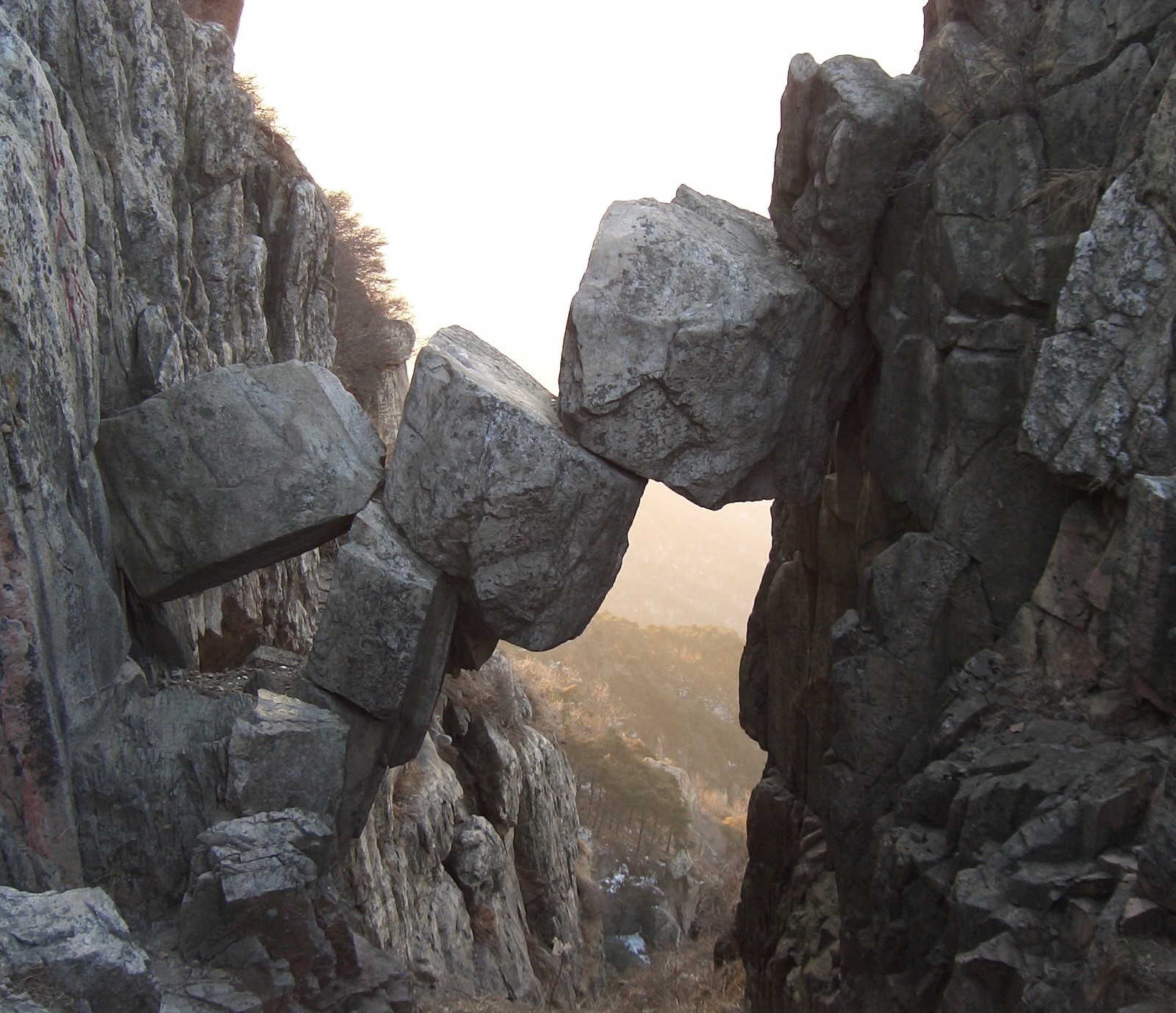 Formation rocheuse au milieu d'un chemin étroit (paysages, nature, rochers)