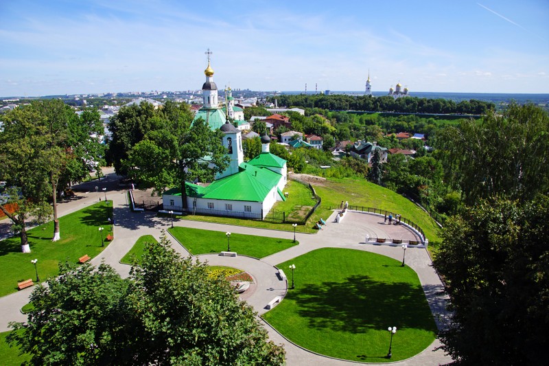 Аэрофотоснимок церкви с зеленой крышей в парке (город, дерево, парк, отдых, россия)