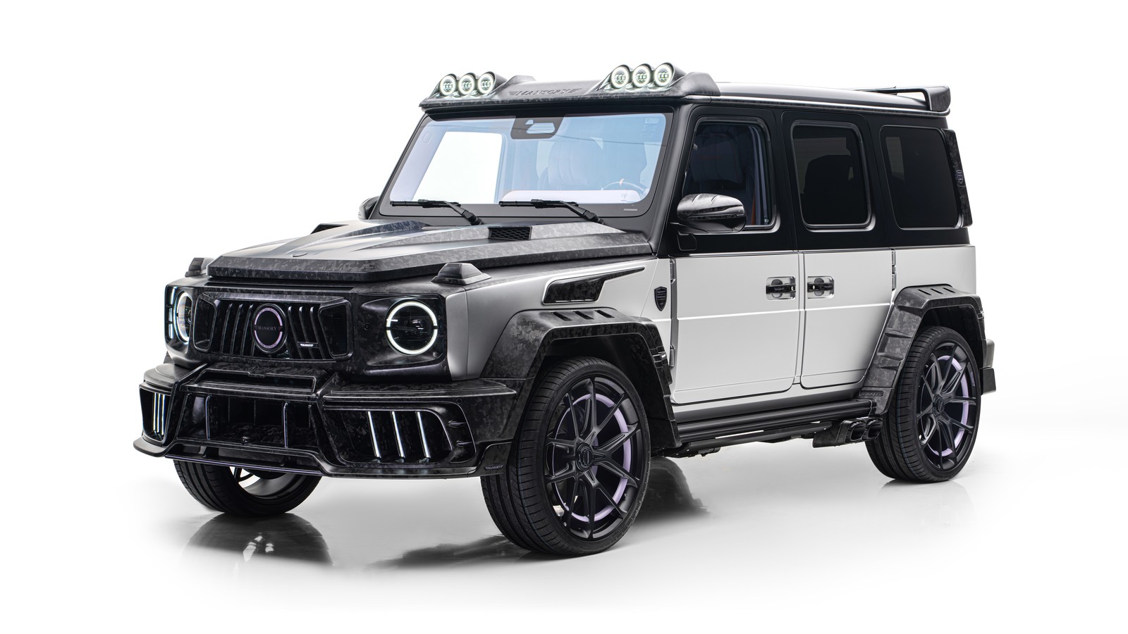 Gros plan d'un suv mercedes g-class noir et blanc (mercedes amg g 63, mansory grand entree, 8k, fond blanc, 5k)