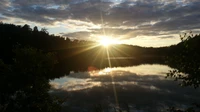 Reflexão do pôr do sol em um lago sereno