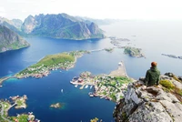 Deslumbrante vista dos fiordes de Lofoten e da aldeia costeira