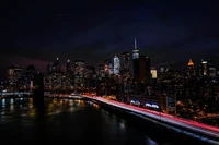 Skyline nocturne illuminée d'une métropole avec des gratte-ciel et des reflets