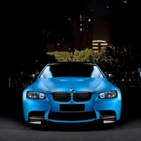 Vibrante BMW M3 azul en un entorno urbano nocturno