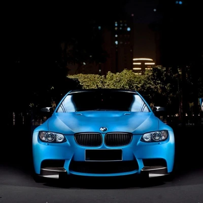 BMW M3 azul vibrante em ambiente urbano noturno