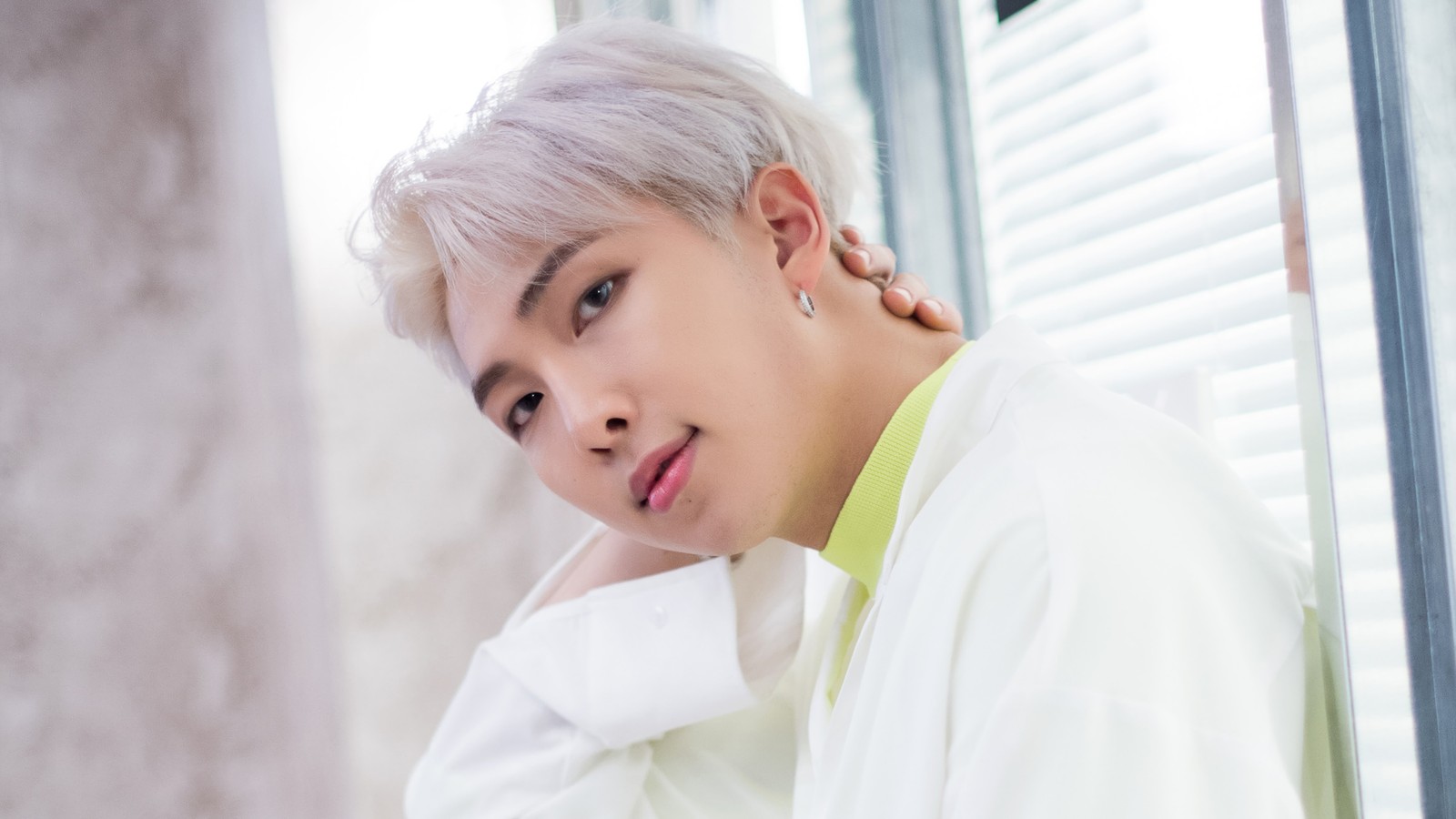 Acercamiento de una persona con camisa blanca y camisa verde (kim nam joon, bts, bangtan boys, kpop)