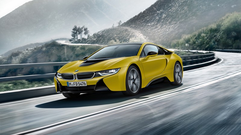 Bmw i8 едет по горной дороге. (bmw, машины, спортивный автомобиль, bmw 5 series, международное автосалон в германии)