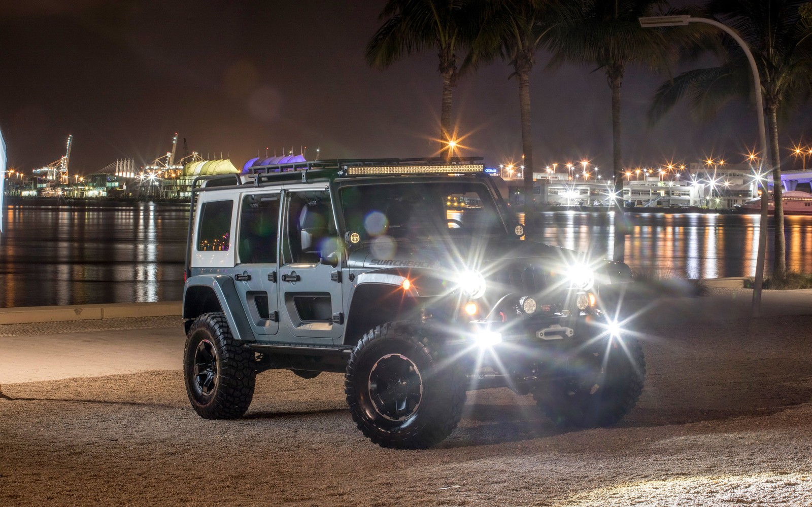 Jeep árabe estacionado na praia à noite com as luzes acesas (jeep, carro, jeep wrangler, exterior automotivo, transporte)