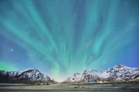 Majestosa Aurora Boreal sobre montanhas cobertas de neve nas Ilhas Lofoten, Noruega