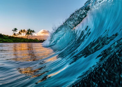 Kristalline Ozeanwelle an einem tropischen Strand in Hawaii