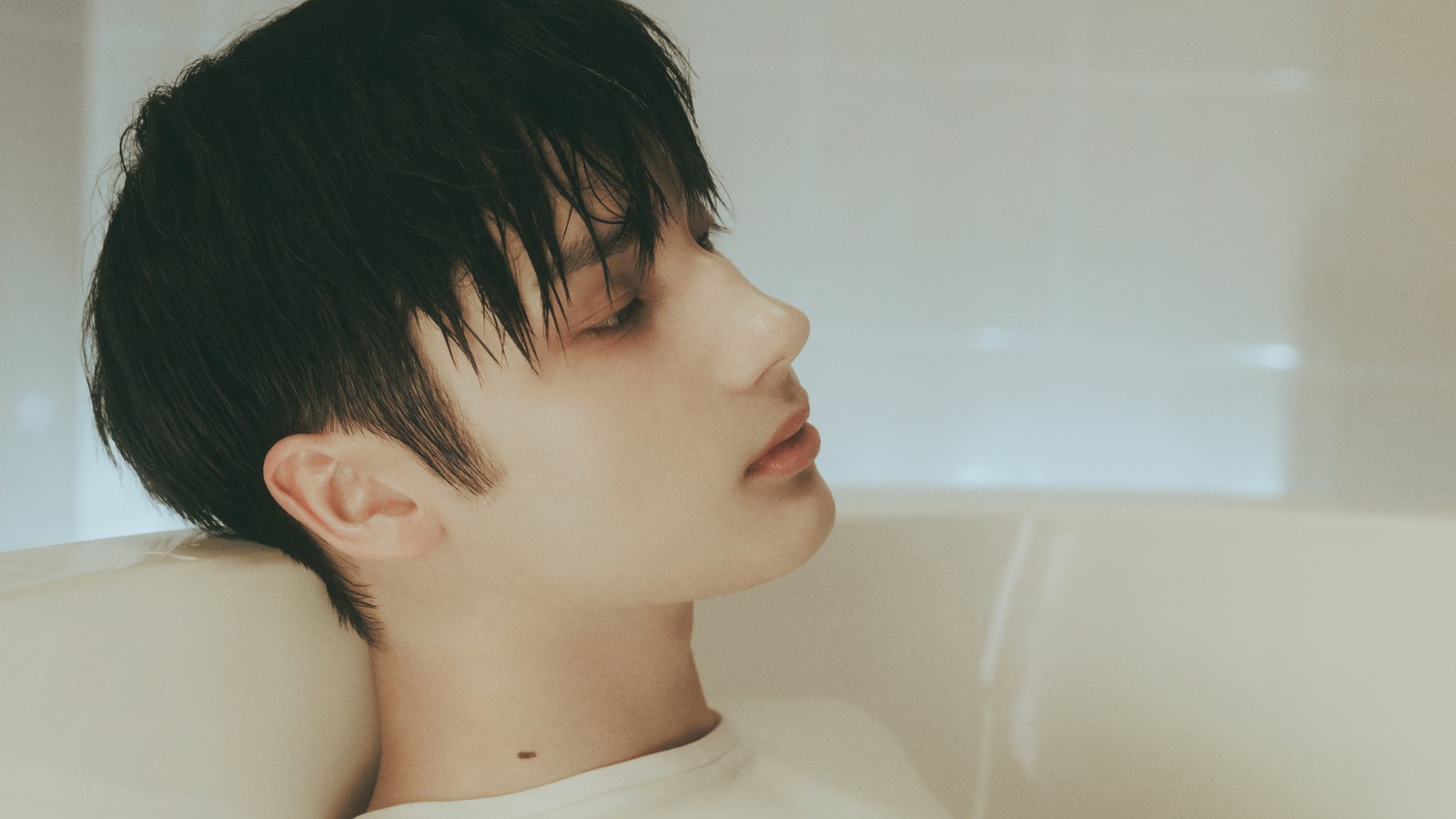 Hombre árabe asiático con cabello negro y camisa blanca durmiendo en una bañera (txt, kpop, 투모로우바이투게더, tomorrow x together, k pop)