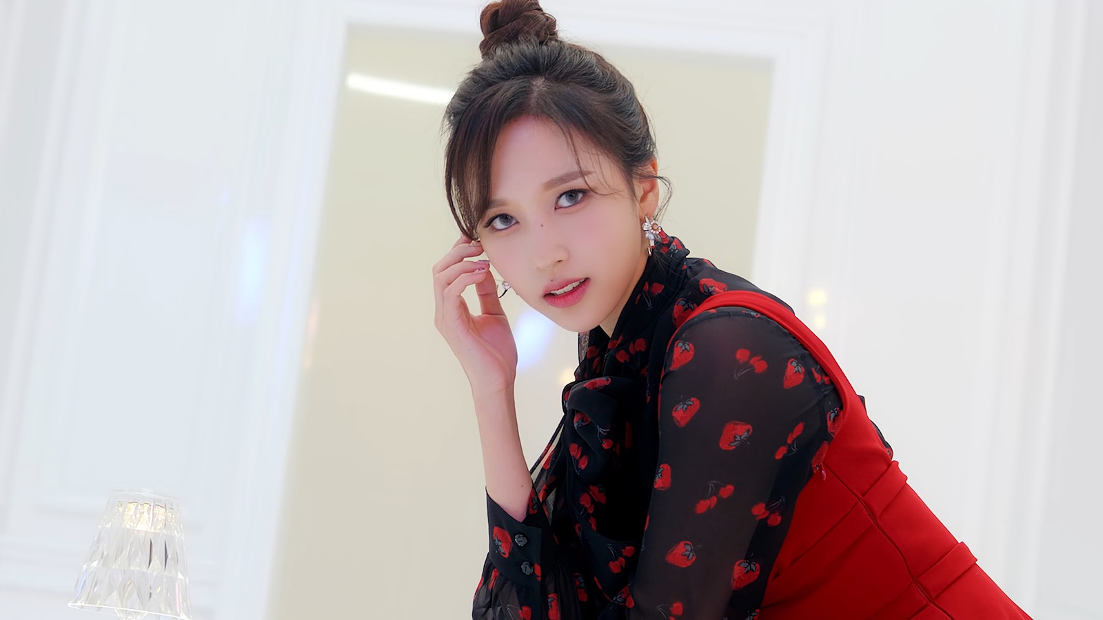 Eine frau sitzt mit einem handy (mine, 미나, myoui mina, twice kpop, 트와이스)