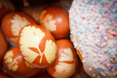 Huevos de Pascua coloridos y dulces pasteles