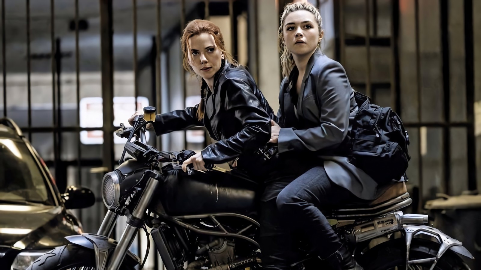 Dos mujeres sentadas en una motocicleta en un estacionamiento (viuda negra 2020, black widow 2020, película, viuda negra, black widow)