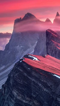 Majestueuses Dolomites au coucher du soleil : Un paysage de haute terre vibrant baigné de douce lumière du soleil et de brouillard.