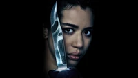 Intensives Porträt von Jasmin Savoy Brown mit einem Ghostface-Messer im Scream VI-Poster