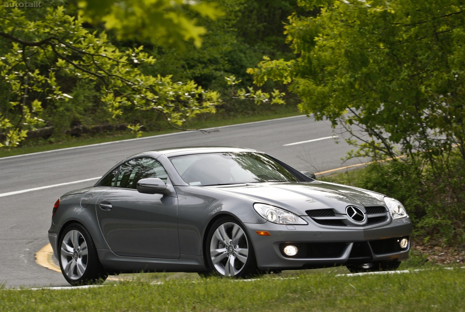 Vista aérea de um mercedes slk estacionado ao lado da estrada (carro, golpe, conversível, carro urbano, mercedes benz)