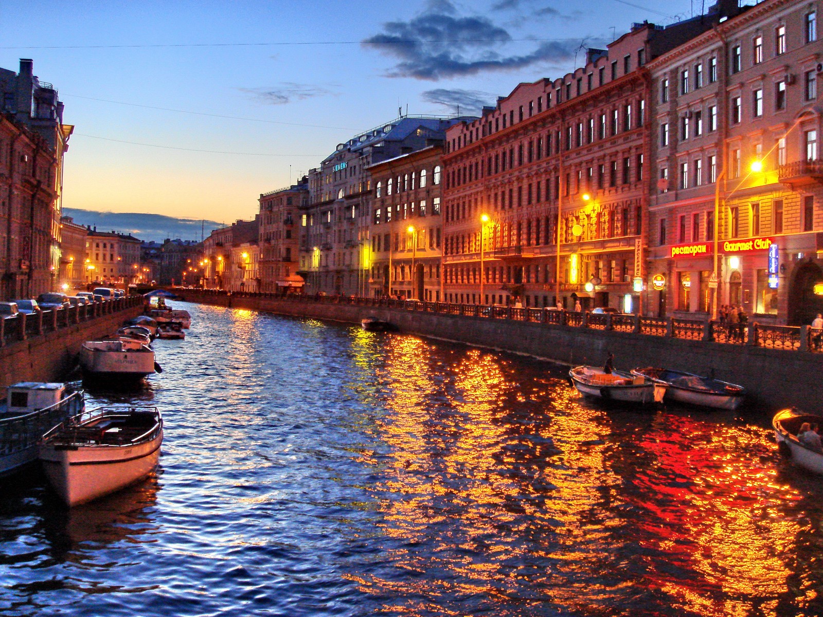 Barcos estão atracados na água em um canal ao entardecer (rio neva, flúmen, canal, corpo de água, via navegável)