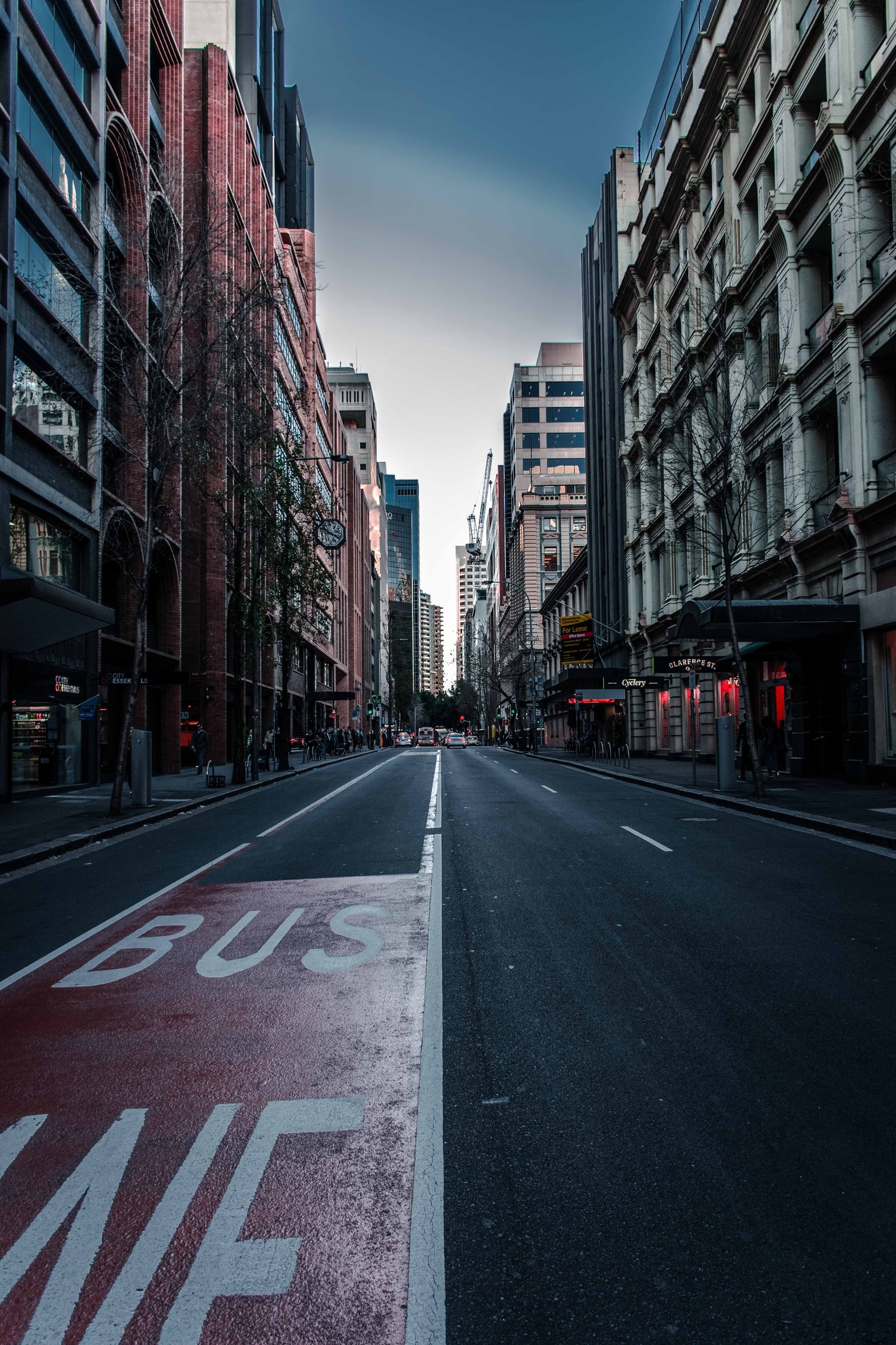 Une rue vide avec un panneau d'arrêt sur le côté (route, bâtiment, rue, architecture, surface de la route)