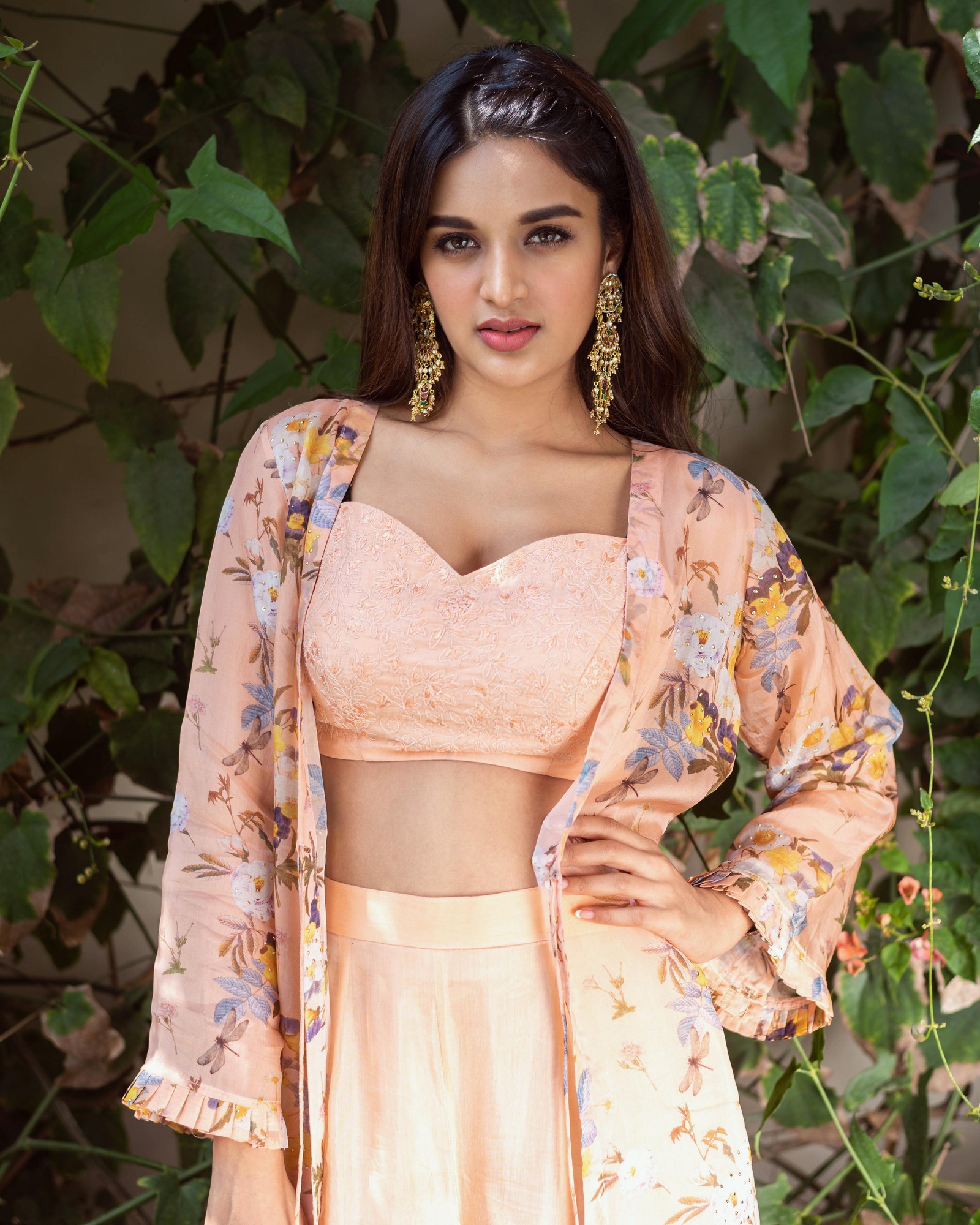 Um close de uma mulher em um traje pêssego posando para uma foto (nidhhi agerwal, atriz indiana, atriz telugu, pessoas, papel de parede 4k)