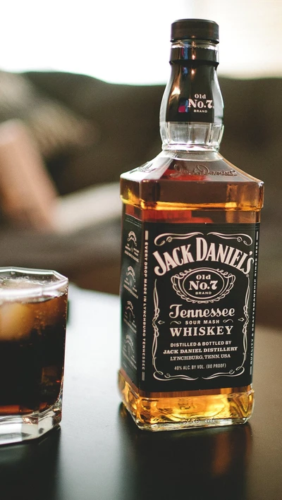 Whiskey Jack Daniel's com um copo em uma mesa