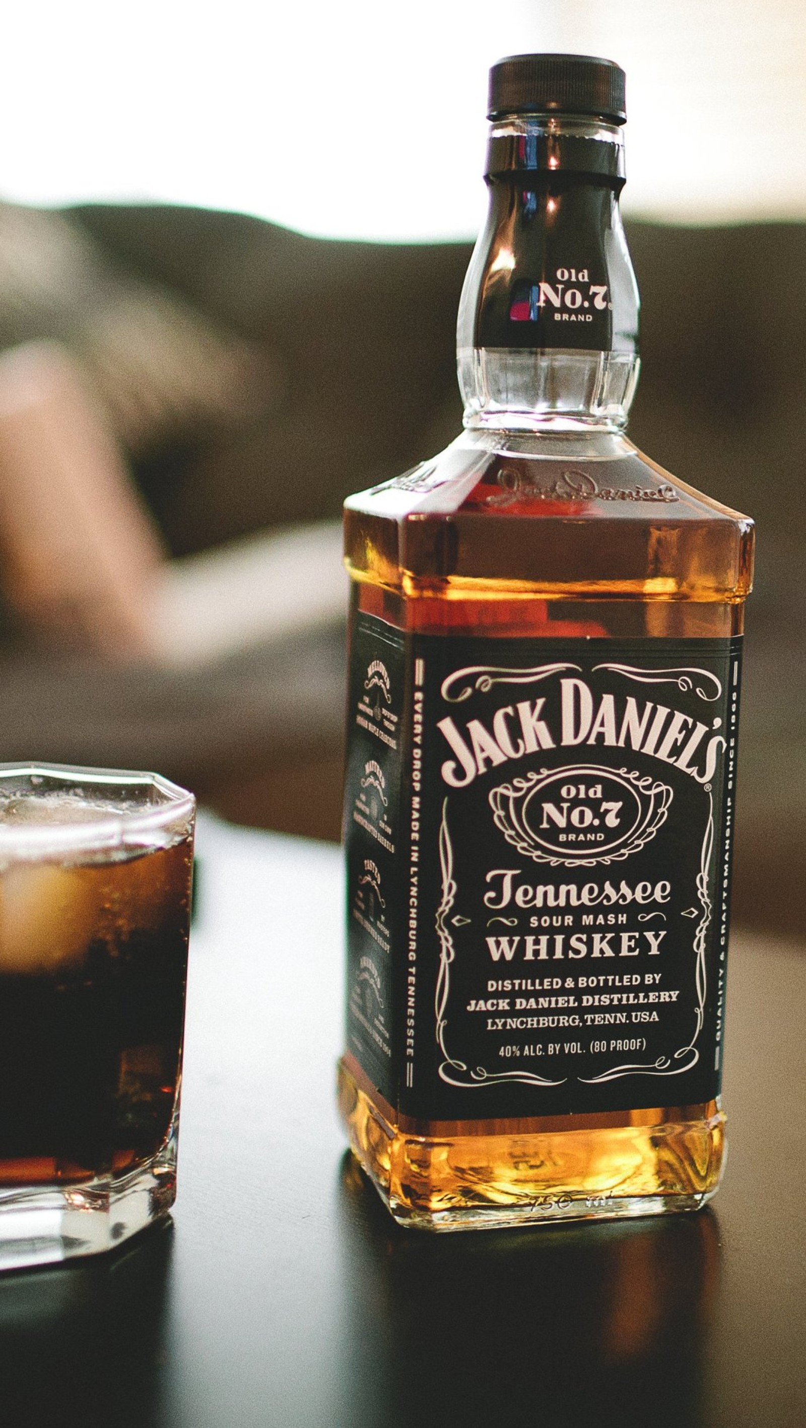 Арафед бутылка jack daniels рядом с стаканом виски (напиток, стекло, джек даниэльс, jack daniels)