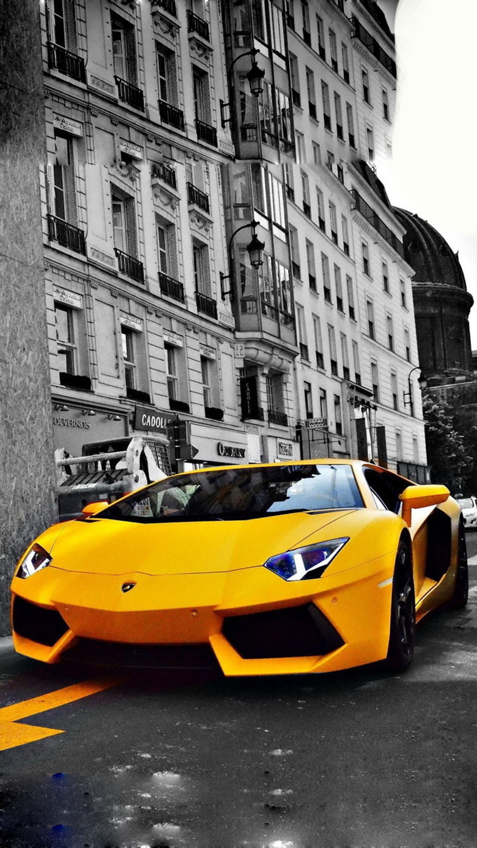 Lambos amarillos conduciendo por una calle frente a un edificio alto (coche, lamborghini, raza, velocidad, vintage)