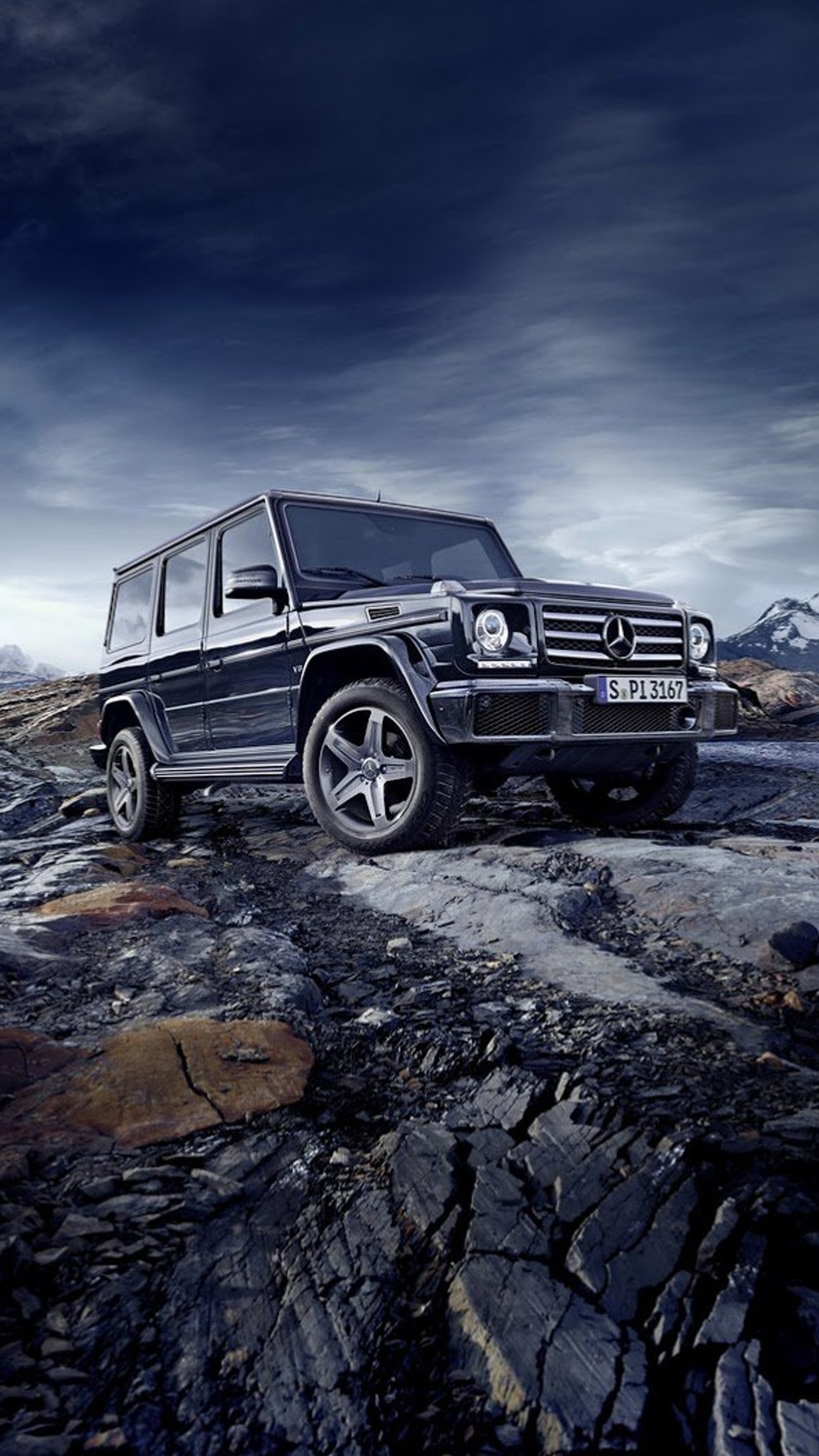 Imagen distorsionada de un suv negro estacionado en un terreno rocoso con montañas al fondo (4x4, coche, clase g, mercedes)