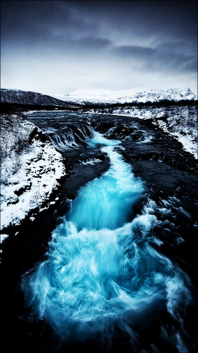 Superbe rivière bleue traversant un paysage enneigé