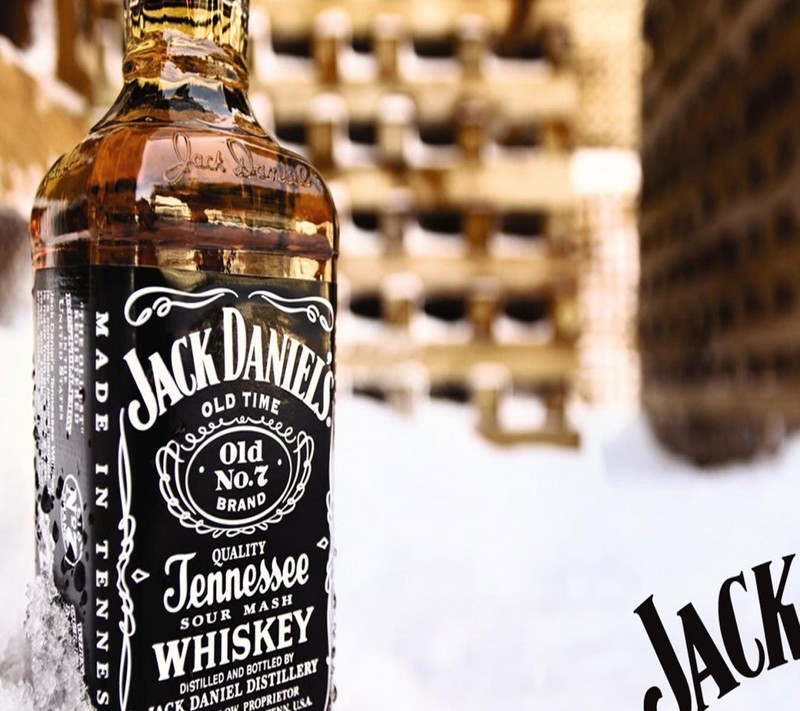 На столе стоит бутылка виски jack daniels (напиток, виски)