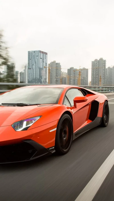 Lamborghini Aventador laranja dinâmico em uma estrada urbana moderna