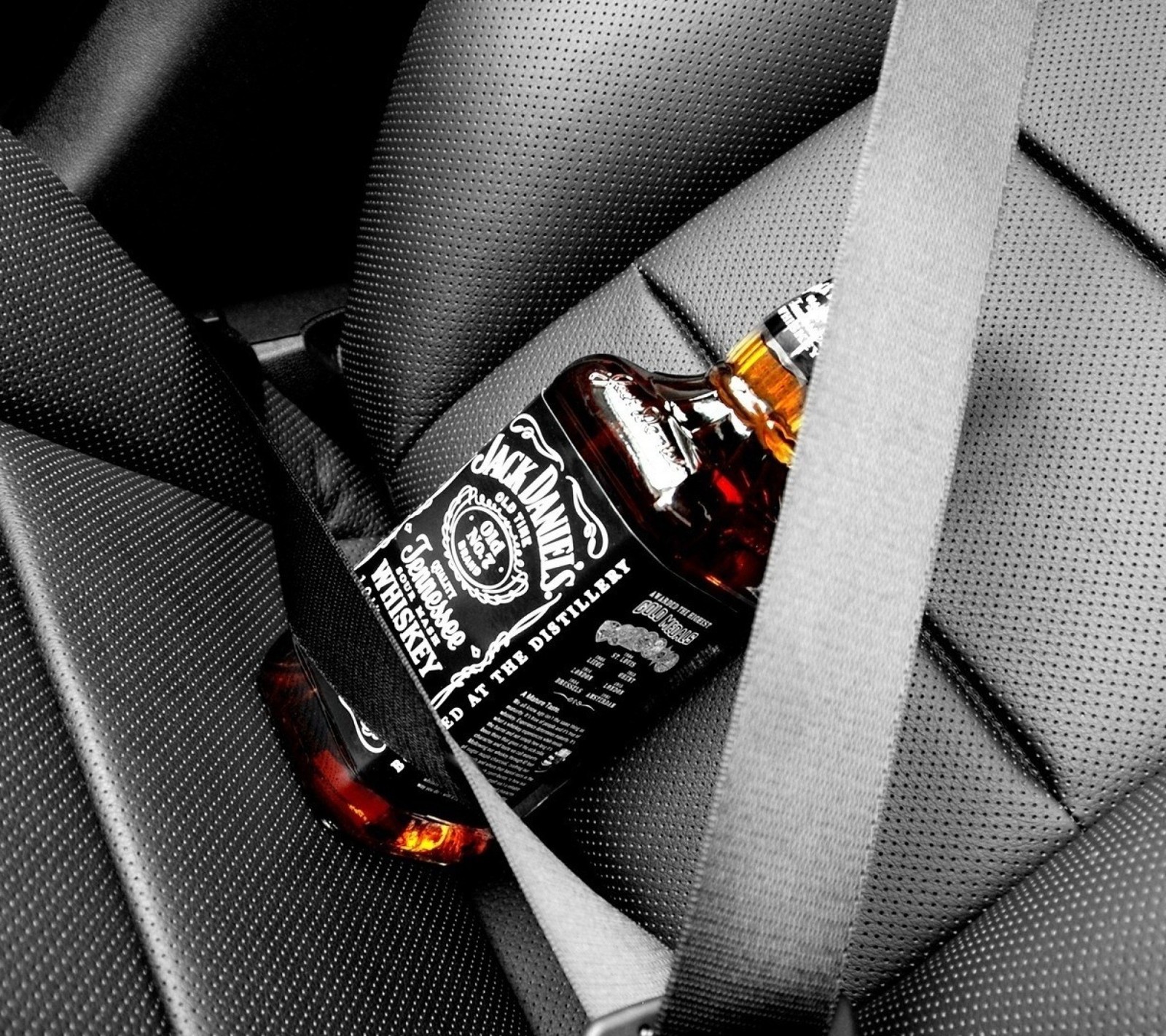 Bild einer whiskeyflasche auf dem rücksitz eines autos (alkohol, jack daniels, logo, whiskey)